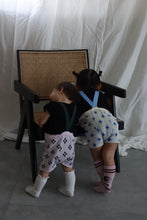 画像をギャラリービューアに読み込む, Flower tile suspender short pants
