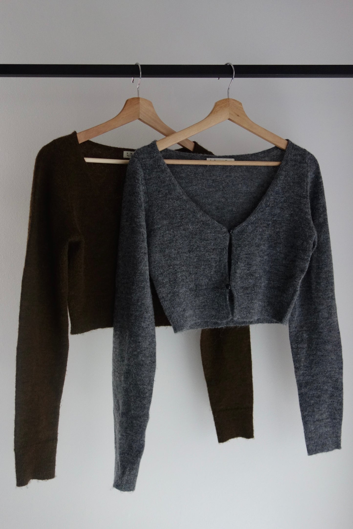 SAMPLE SALE
 / CROPPED KNIT CARDIGAN