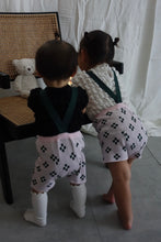 画像をギャラリービューアに読み込む, Flower tile suspender short pants
