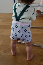 画像をギャラリービューアに読み込む, Flower tile suspender short pants
