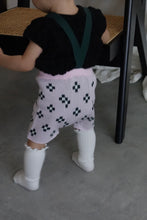 画像をギャラリービューアに読み込む, Flower tile suspender short pants
