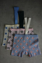 画像をギャラリービューアに読み込む, Flower tile suspender short pants
