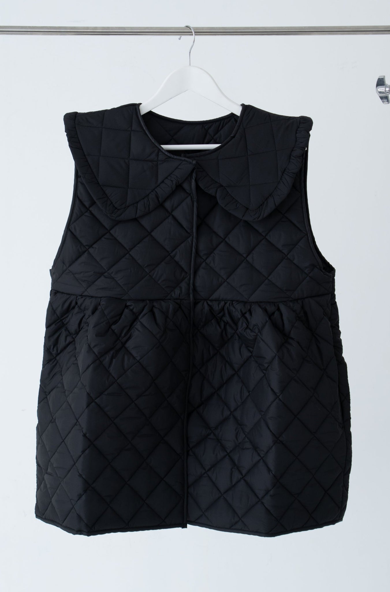 QUILTING FRILL VEST – MAMU ONLINE STORE